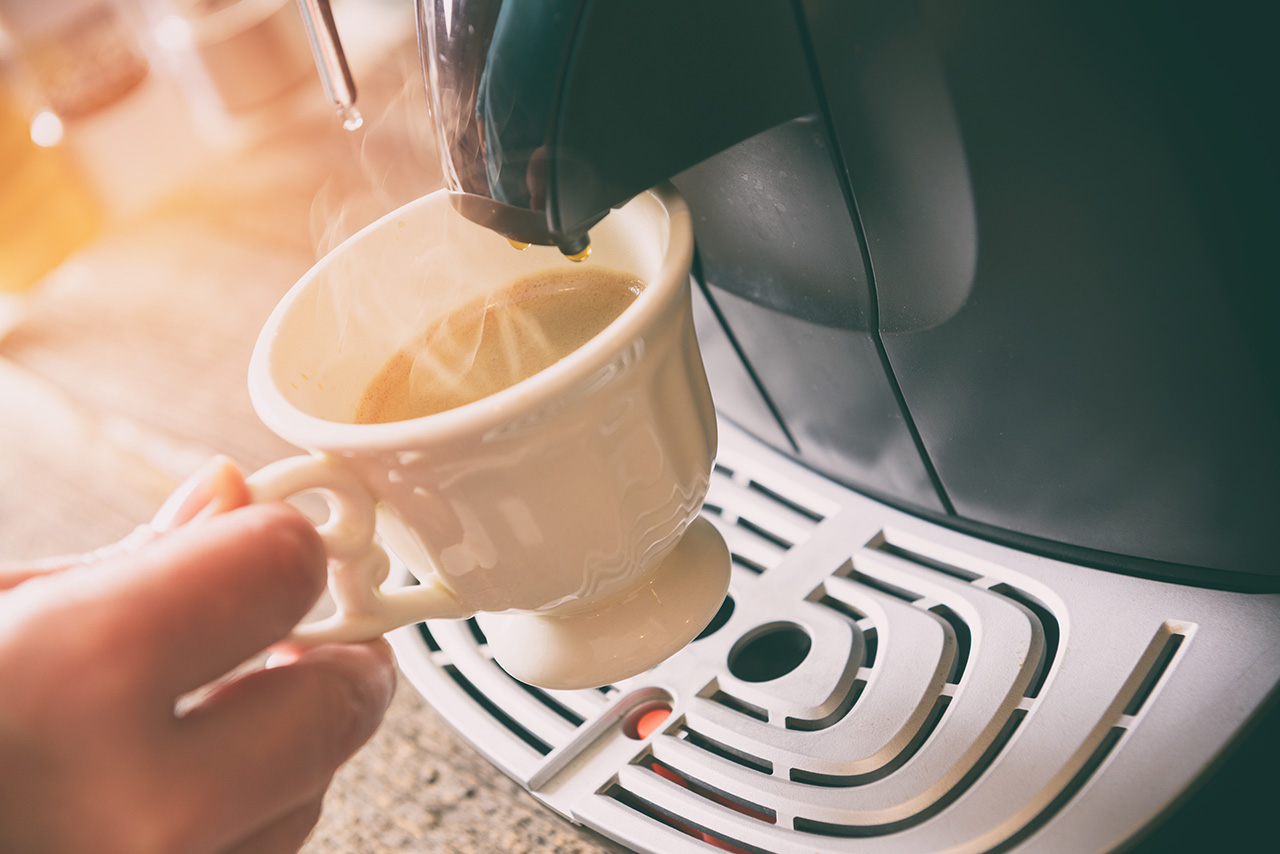 Coffee machine and cup